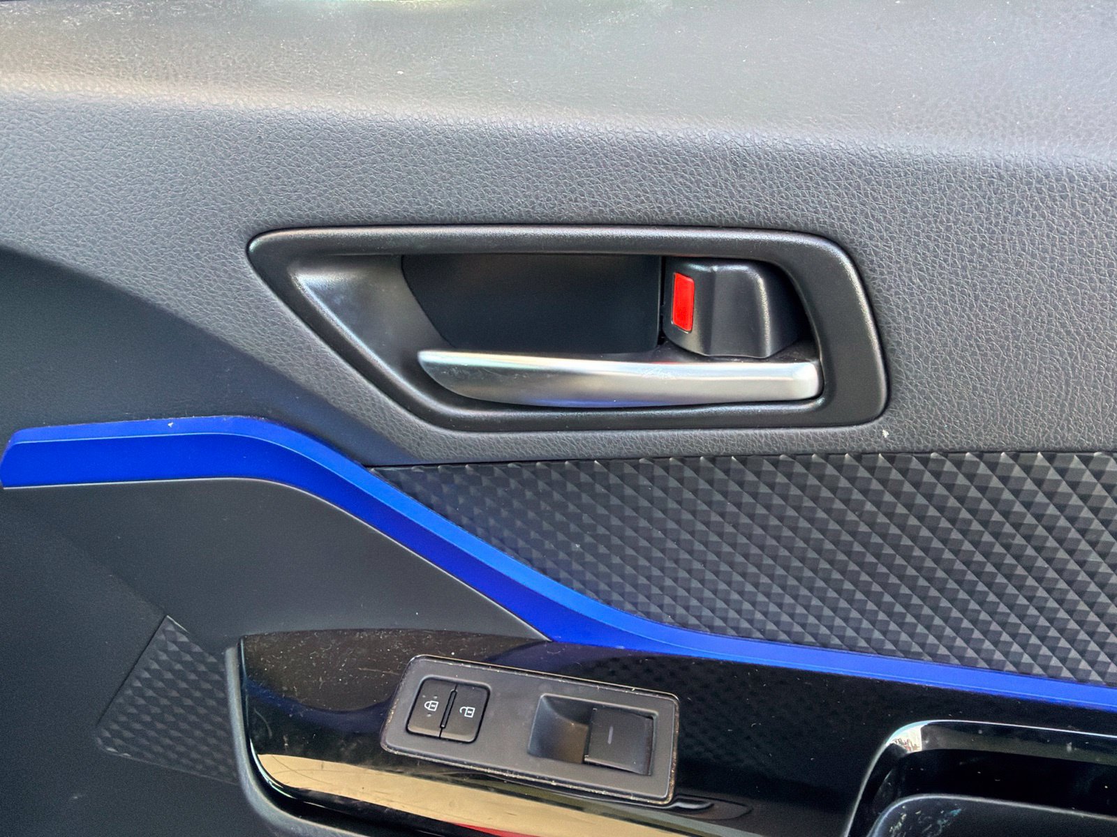 Used 2021 Toyota C-HR XLE FWD image 19