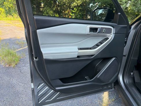 Used 2022 Ford Explorer XLT w/ Equipment Group 202A RWD image 18
