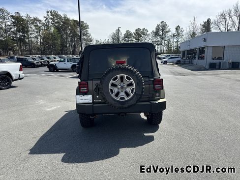 Used 2015 Jeep Wrangler Unlimited Rubicon w/ Connectivity Group image 14