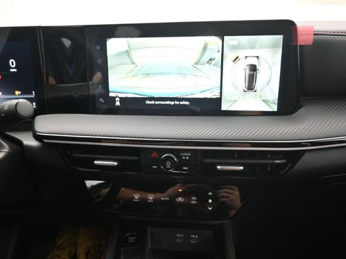 Certified 2025 Nissan Kicks SR image 16