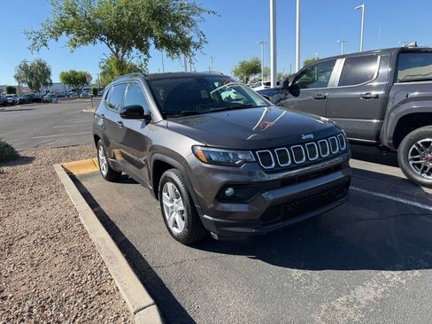 Used 2022 Jeep Compass Latitude FWD image 3