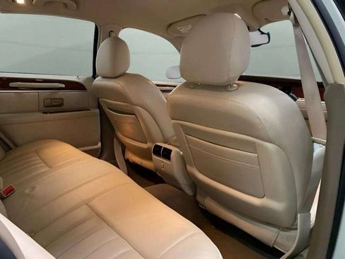 Used 2005 Lincoln Town Car Signature image 19