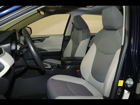 Used 2021 Toyota RAV4 XLE image 3