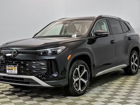 Used 2025 Volkswagen Tiguan SE w/ Panoramic Sunroof Package image 4