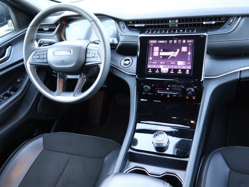 Used 2025 Jeep Grand Cherokee Altitude image 15