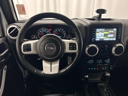 Used 2015 Jeep Wrangler Unlimited Sahara AWD/4WD image 3