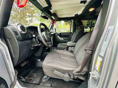 Used 2018 Jeep Wrangler Unlimited Sahara w/ Connectivity Group AWD/4WD image 32