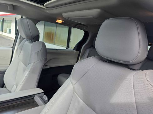 Used 2023 Toyota Sienna Limited image 24