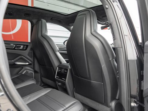 Used 2022 Porsche Cayenne Turbo S AWD/4WD image 29