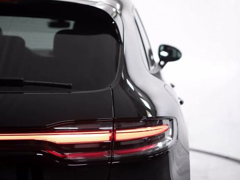 Certified 2025 Porsche Macan image 37
