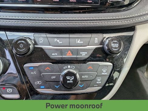 Used 2023 Chrysler Pacifica Limited FWD image 20