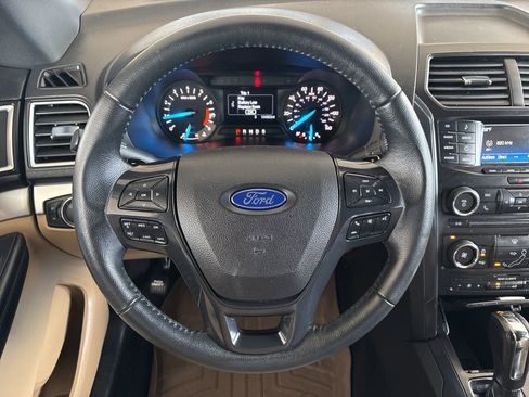 Used 2017 Ford Explorer XLT image 30
