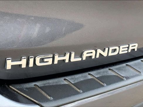 Used 2024 Toyota Highlander LE image 30