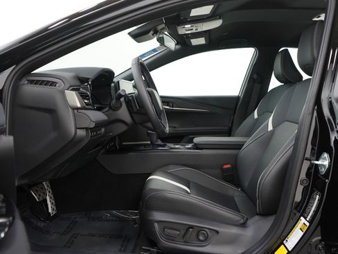 Used 2025 Toyota Camry SE image 17