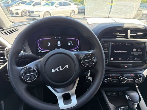 Used 2025 Kia Soul LX w/ LX Technology Package FWD image 15