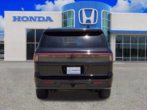 Used 2025 Lincoln Navigator Reserve AWD/4WD image 4