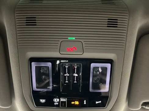 Used 2024 Volkswagen Atlas SEL AWD/4WD image 35