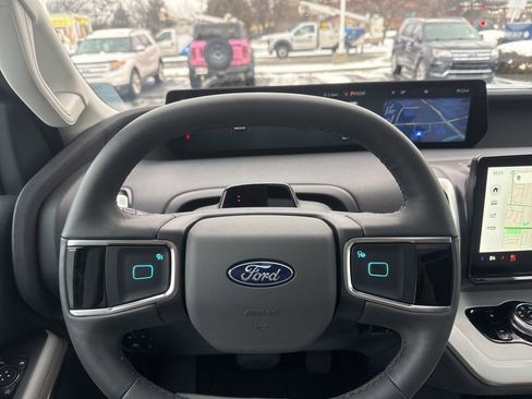 Used 2025 Ford Expedition Active image 17