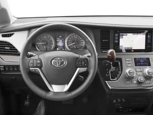 Used 2016 Toyota Sienna XLE image 4