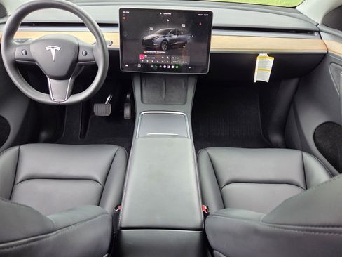 Used 2024 Tesla Model Y 2WD image 12