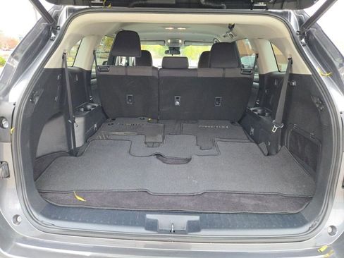 Used 2023 Toyota Highlander L image 18