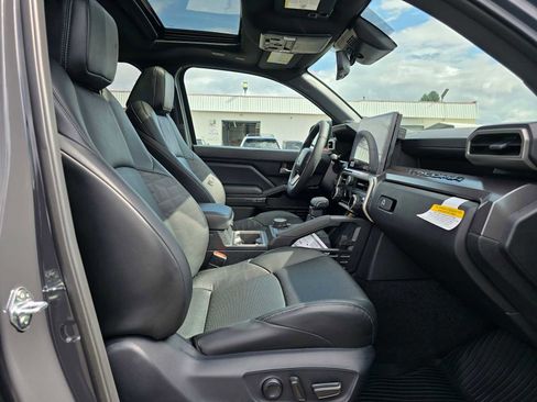 Used 2025 Toyota Tacoma TRD Sport image 12