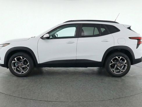 Used 2025 Chevrolet Trax LT w/ LT Convenience Package image 5