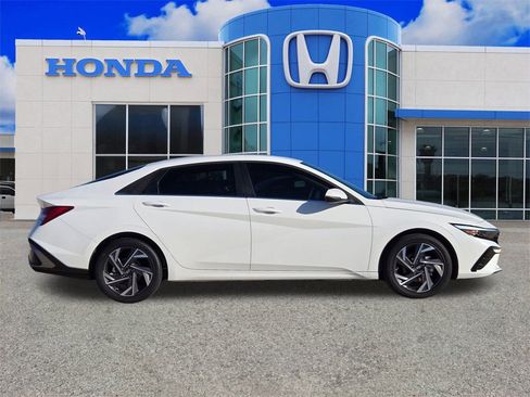 Used 2025 Hyundai Elantra Limited image 2