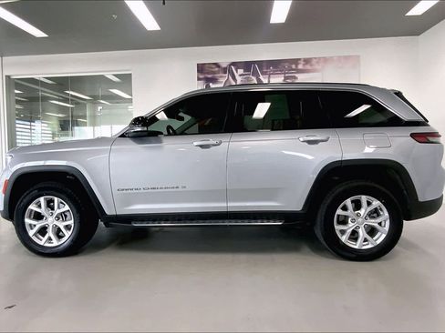 Used 2023 Jeep Grand Cherokee Limited w/ Luxury Tech Group II image 3
