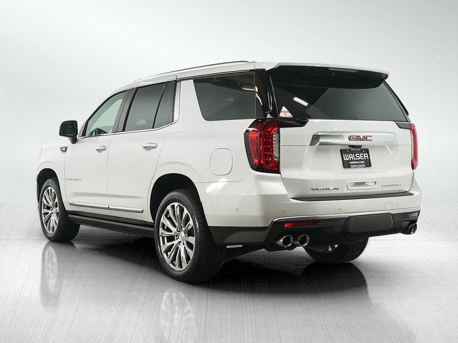 Used 2024 GMC Yukon Denali w/ Denali Reserve Package AWD/4WD image 3