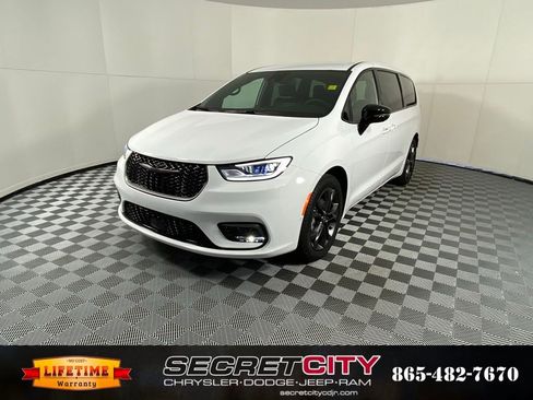 New 2026 Chrysler Pacifica Select image 3