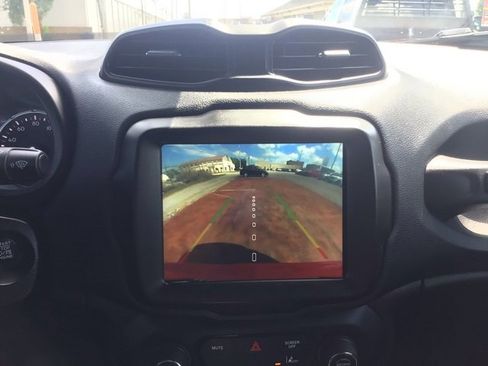 Used 2021 Jeep Renegade Latitude image 11