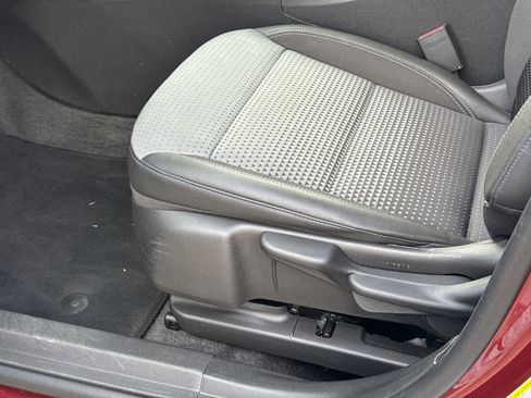 Used 2025 Chevrolet Trax LT w/ LT Convenience Package image 17