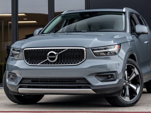 Used 2021 Volvo XC40 T5 Momentum w/ Protection Package Premier image 3
