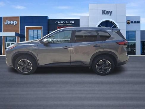 Used 2024 Nissan Rogue SV AWD/4WD image 5