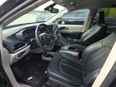 Used 2024 Chrysler Pacifica Touring-L FWD image 8