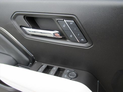 Used 2024 GMC Canyon AT4X w/ AT4X AEV Edition image 19