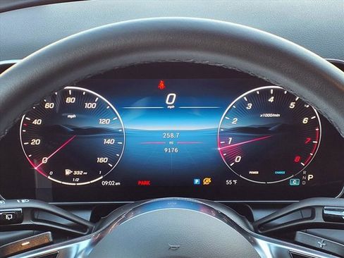 Used 2025 Mercedes-Benz GLC 300 image 11