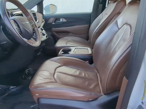 Used 2020 Chrysler Pacifica Limited image 16