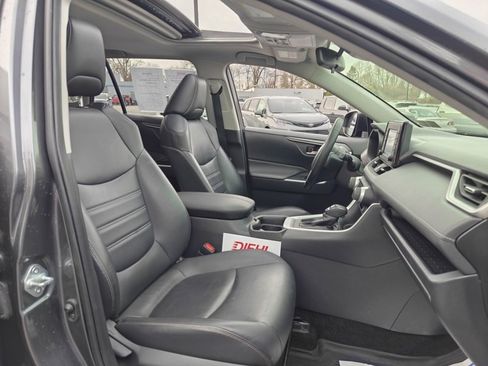 Used 2019 Toyota RAV4 XLE Premium image 18