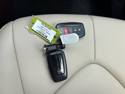 Used 2020 Toyota Highlander XLE FWD image 35