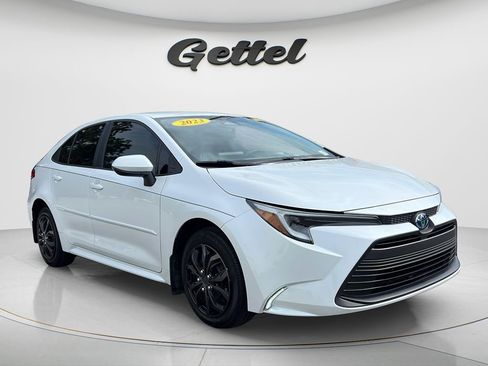 Used 2023 Toyota Corolla LE FWD image 3