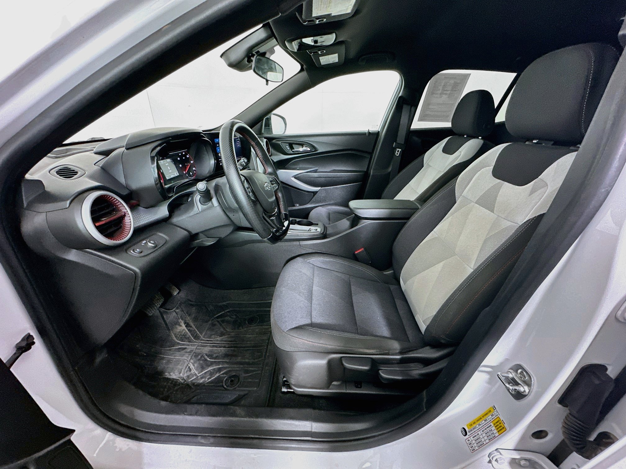 Used 2025 Chevrolet Trax RS w/ Driver Confidence Package FWD image 13