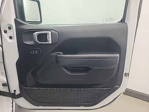 Used 2025 Jeep Wrangler Unlimited Rubicon image 14