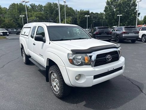 Used 2011 Toyota Tacoma 4x4 Access Cab V6 w/ TRD Off-Road Pkg image 4