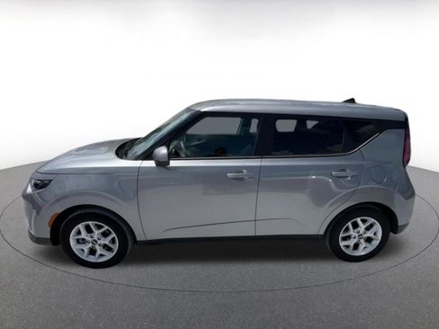 Used 2025 Kia Soul LX w/ LX Technology Package FWD image 9