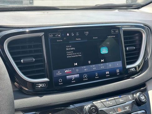 Used 2024 Chrysler Pacifica Touring-L FWD image 8