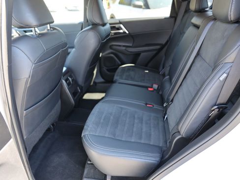 Used 2024 Mitsubishi Outlander 4WD Plug-In Hybrid image 23