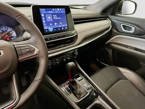 Used 2025 Jeep Compass Latitude image 25