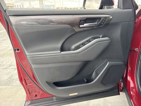 Used 2026 Toyota Highlander Limited image 13